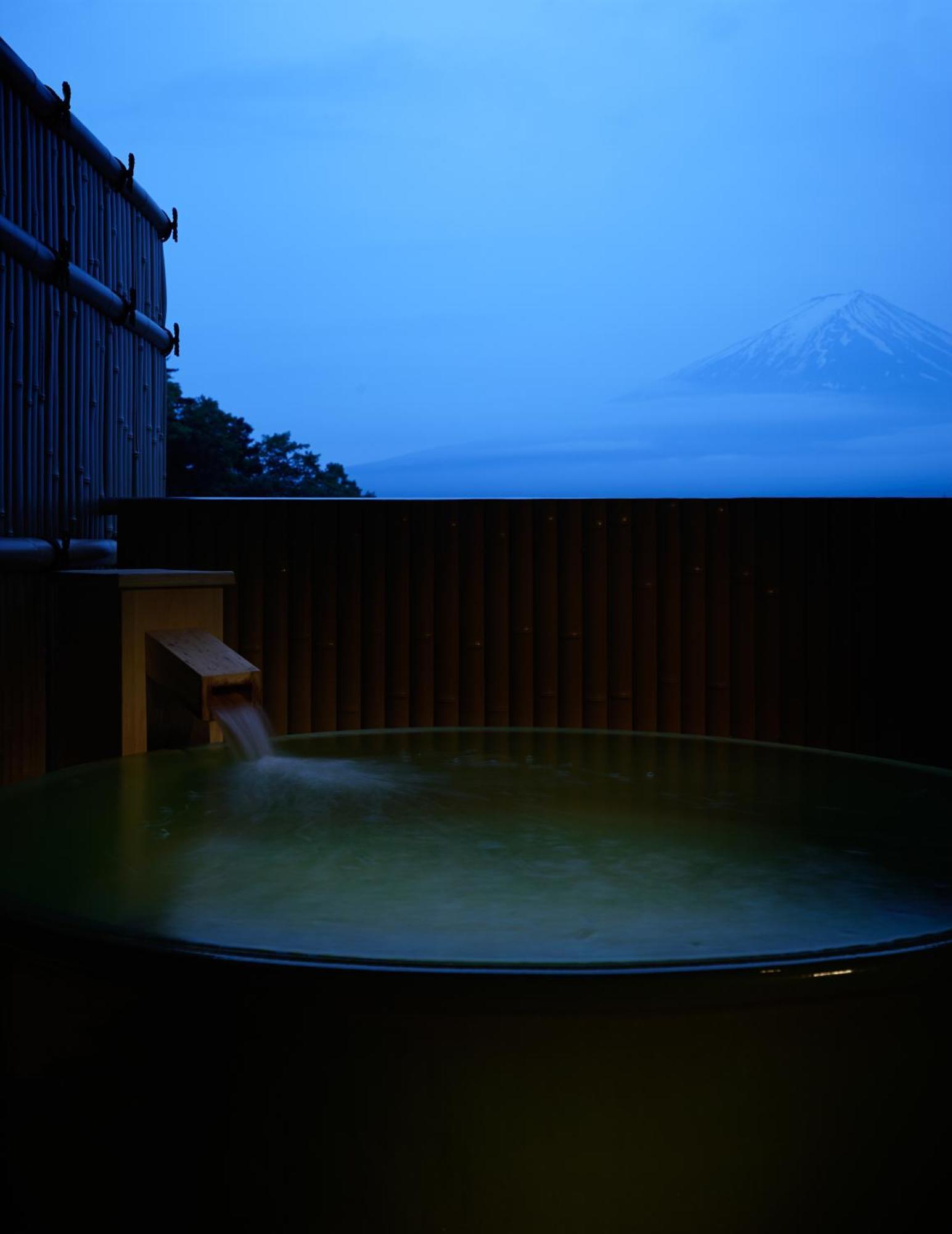 Fujikawaguchiko Onsen Konanso Hotel Cameră foto A view of Mount Fuji from a traditional onsen