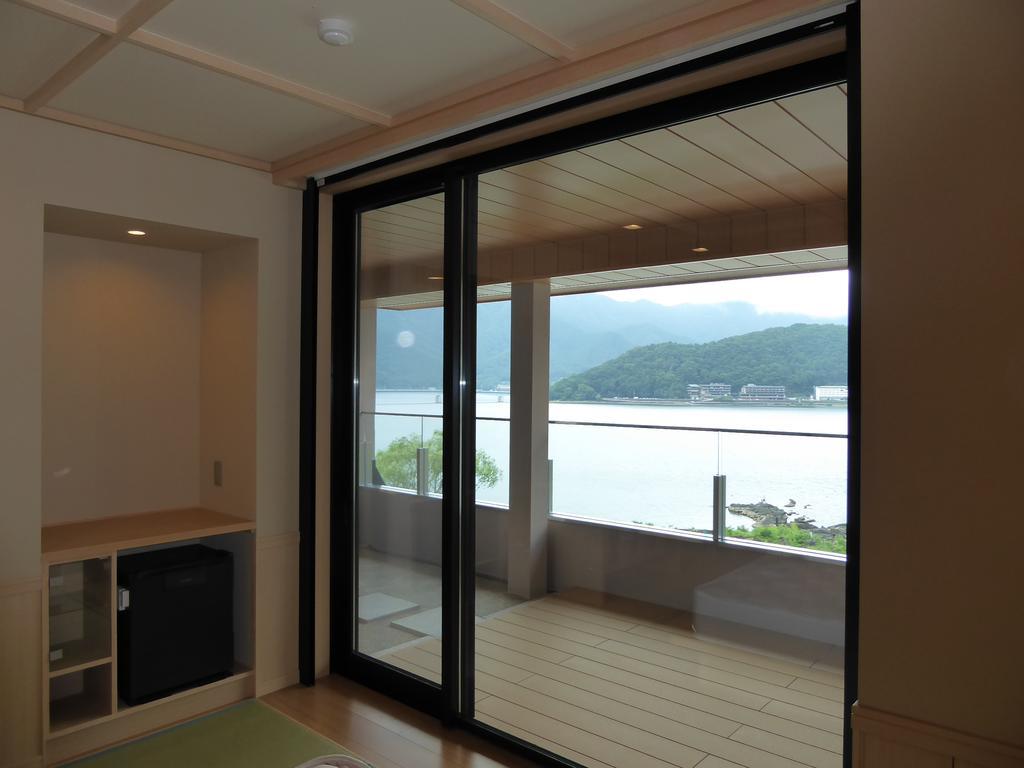 Fujikawaguchiko Onsen Konanso Hotel Exterior foto A sliding door