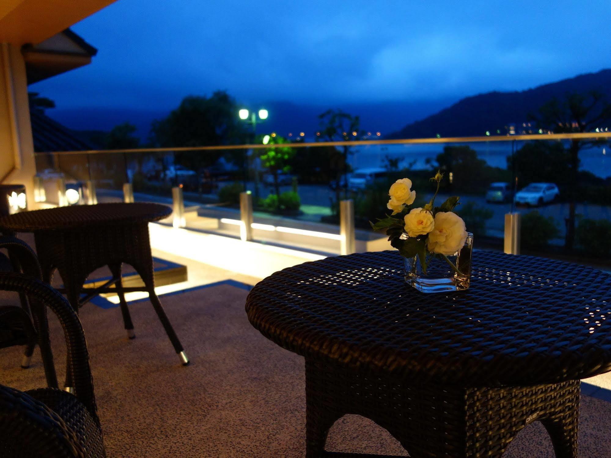 Fujikawaguchiko Onsen Konanso Hotel Exterior foto A balcony at night