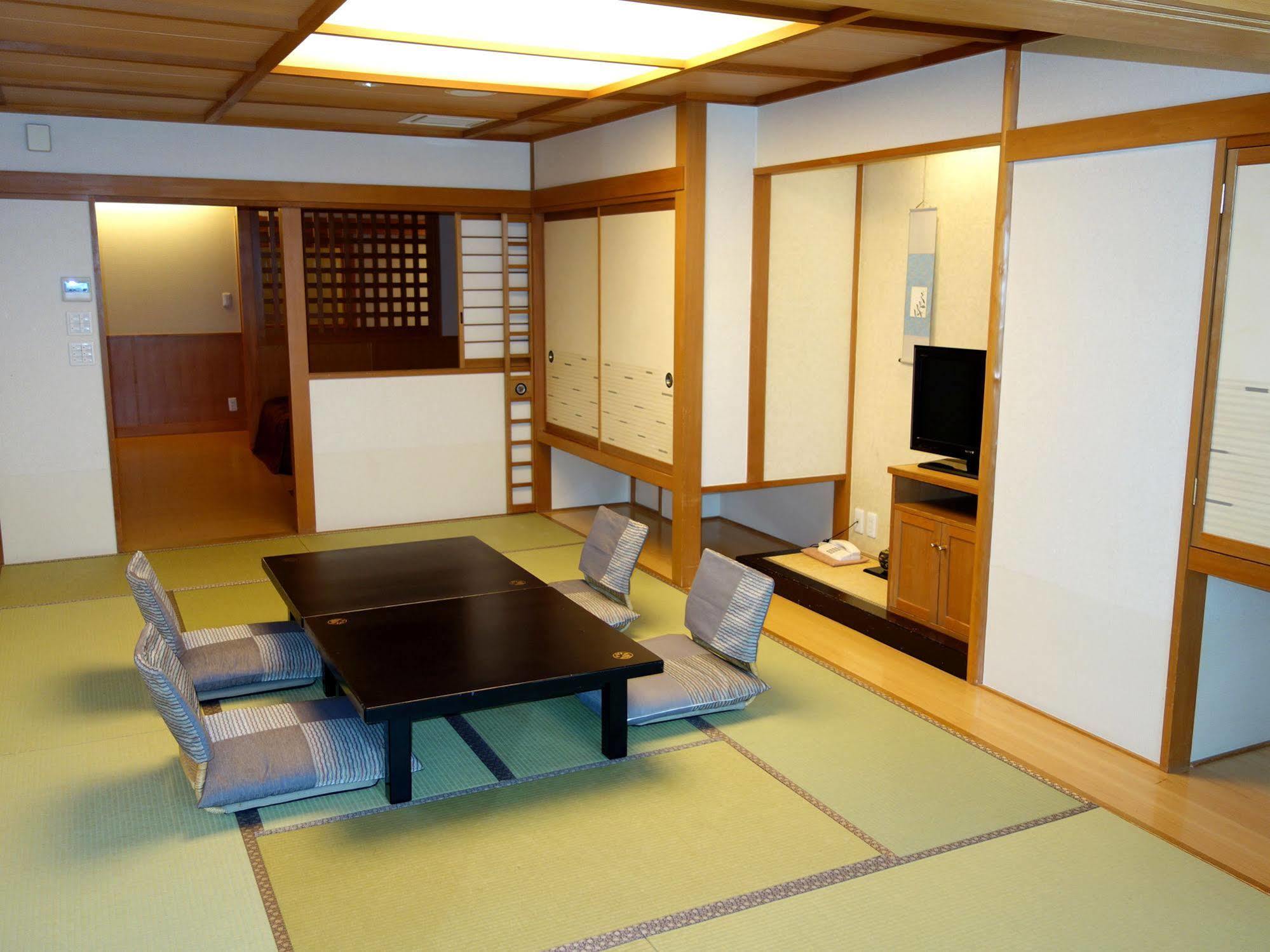Fujikawaguchiko Onsen Konanso Hotel Exterior foto A room in a ryokan
